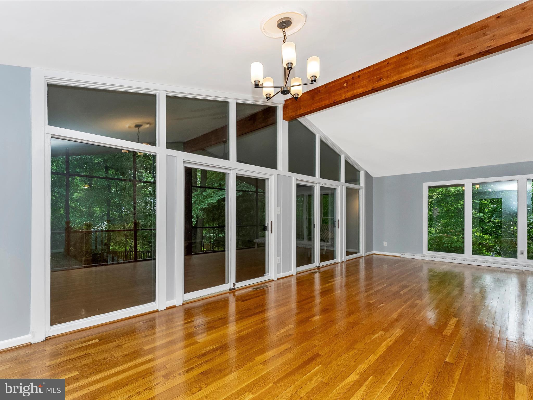 2264 Glenmore Ter