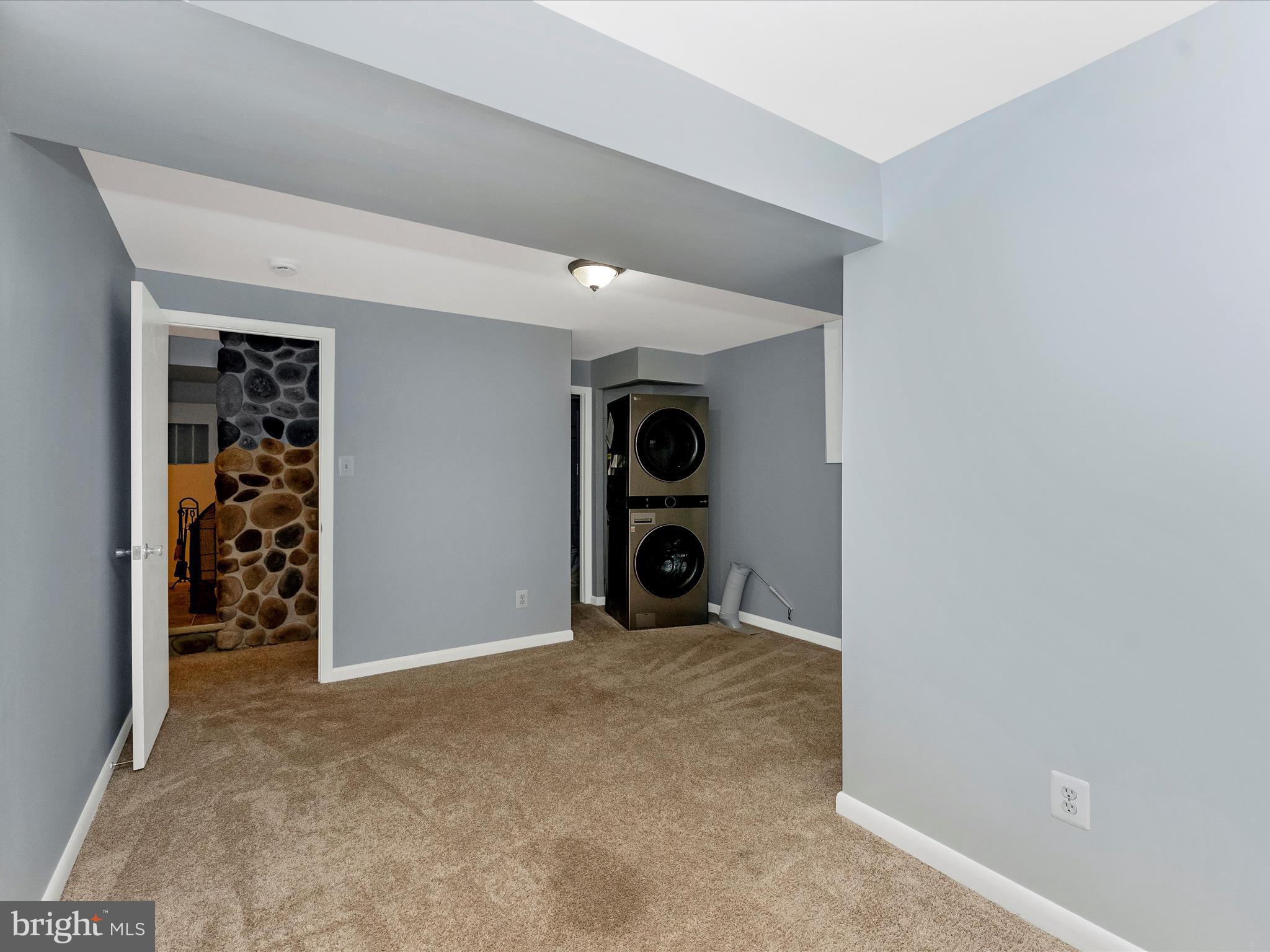 2264 Glenmore Ter