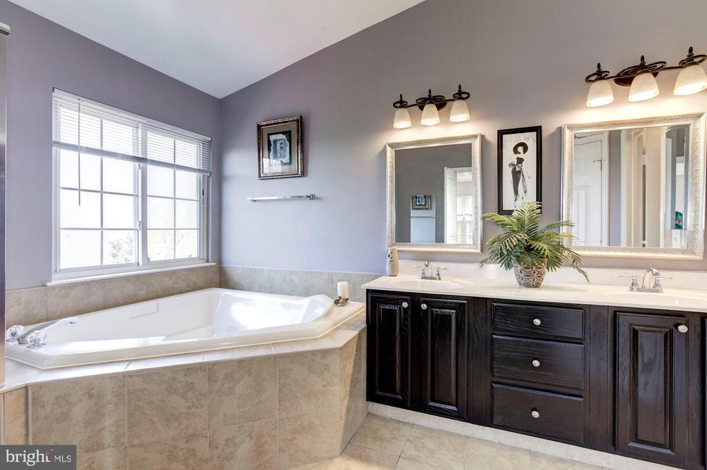 13724 VALLEY OAK CIRCLE