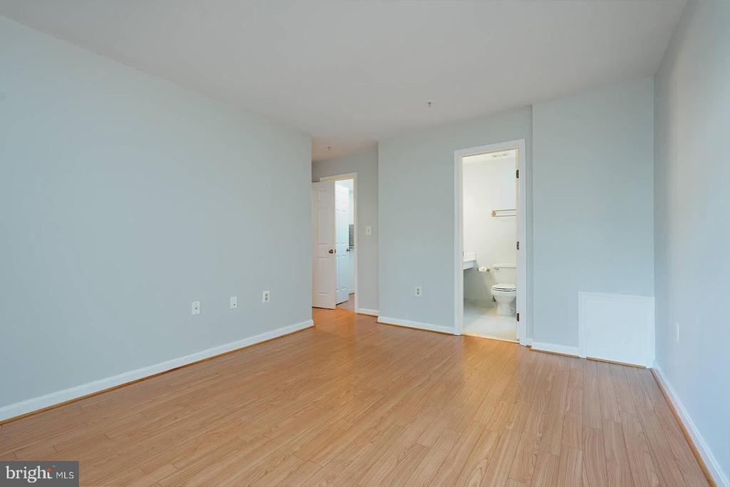 800 AMBER TREE COURT 204