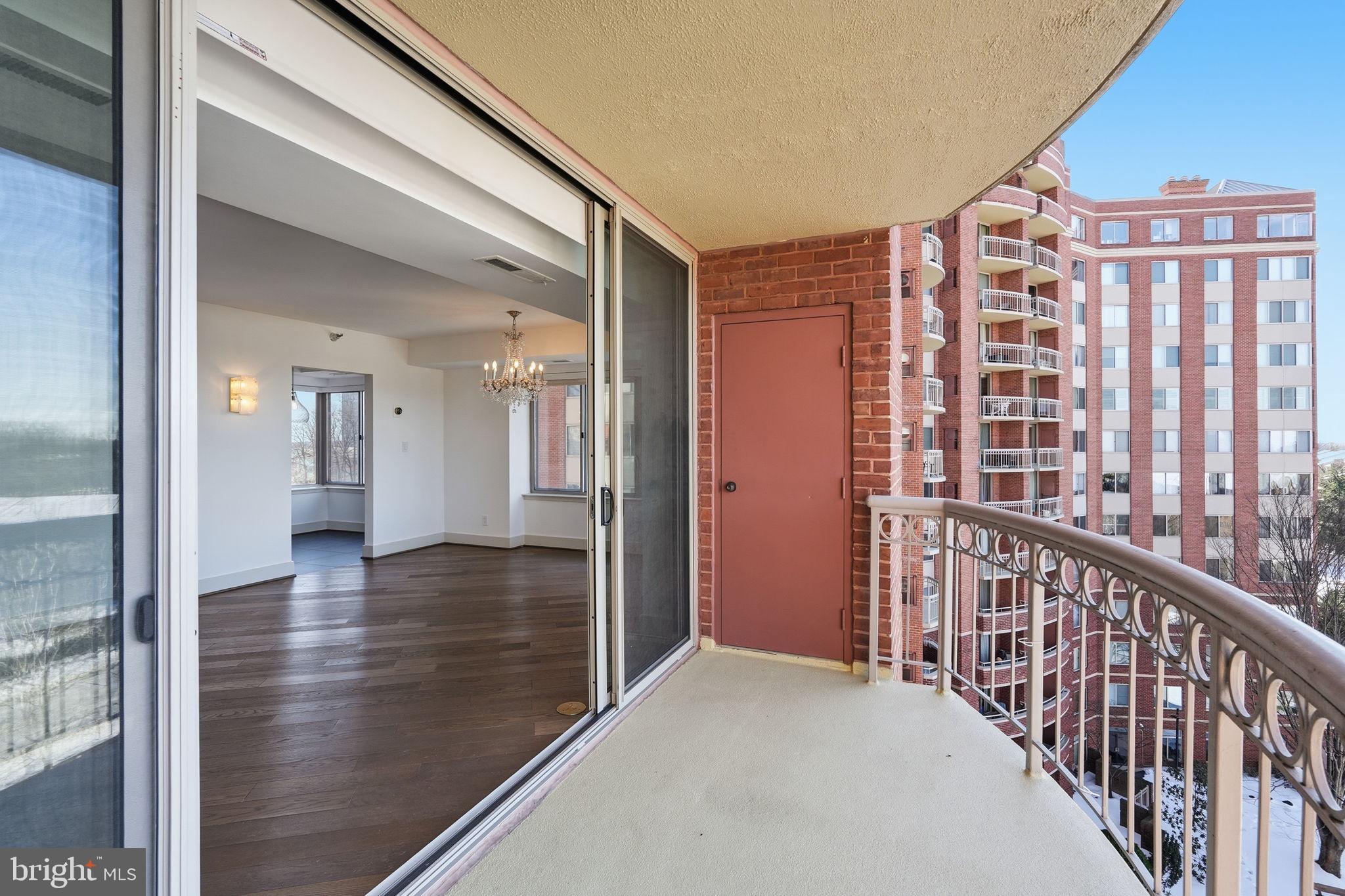 5802 NICHOLSON LANE 2-706