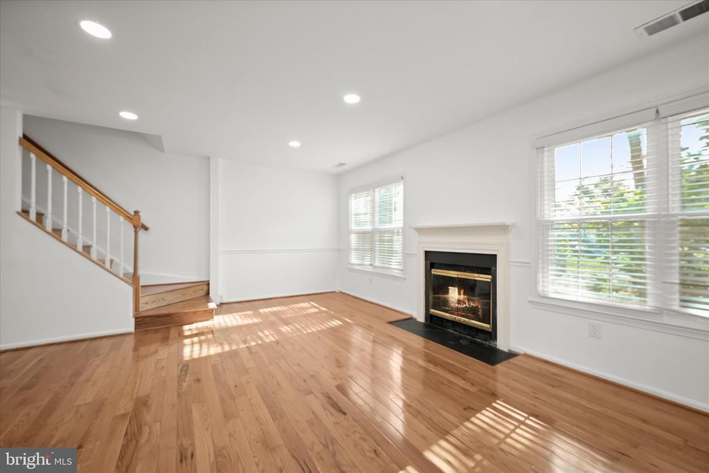 148 BARNSFIELD COURT 204