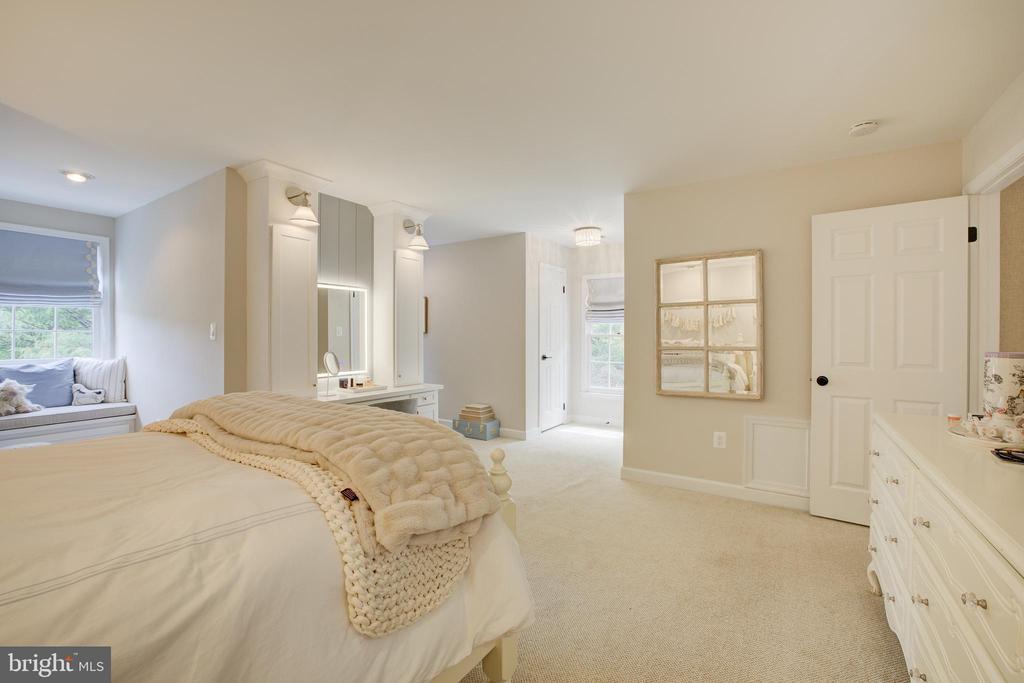 9110 WILLOW GATE LANE