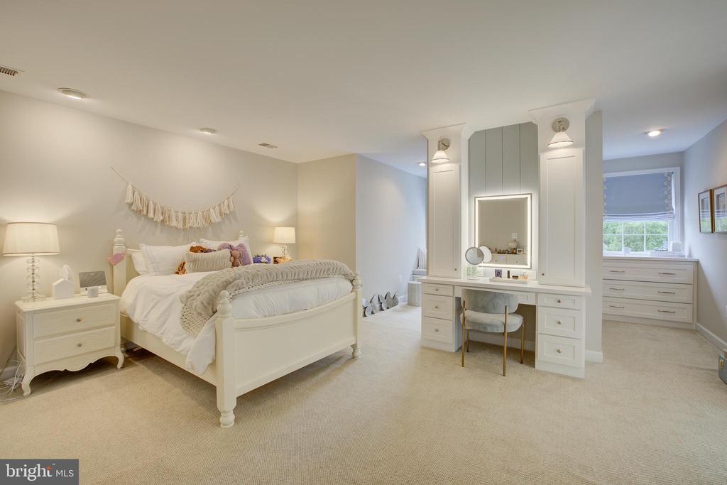 9110 WILLOW GATE LANE