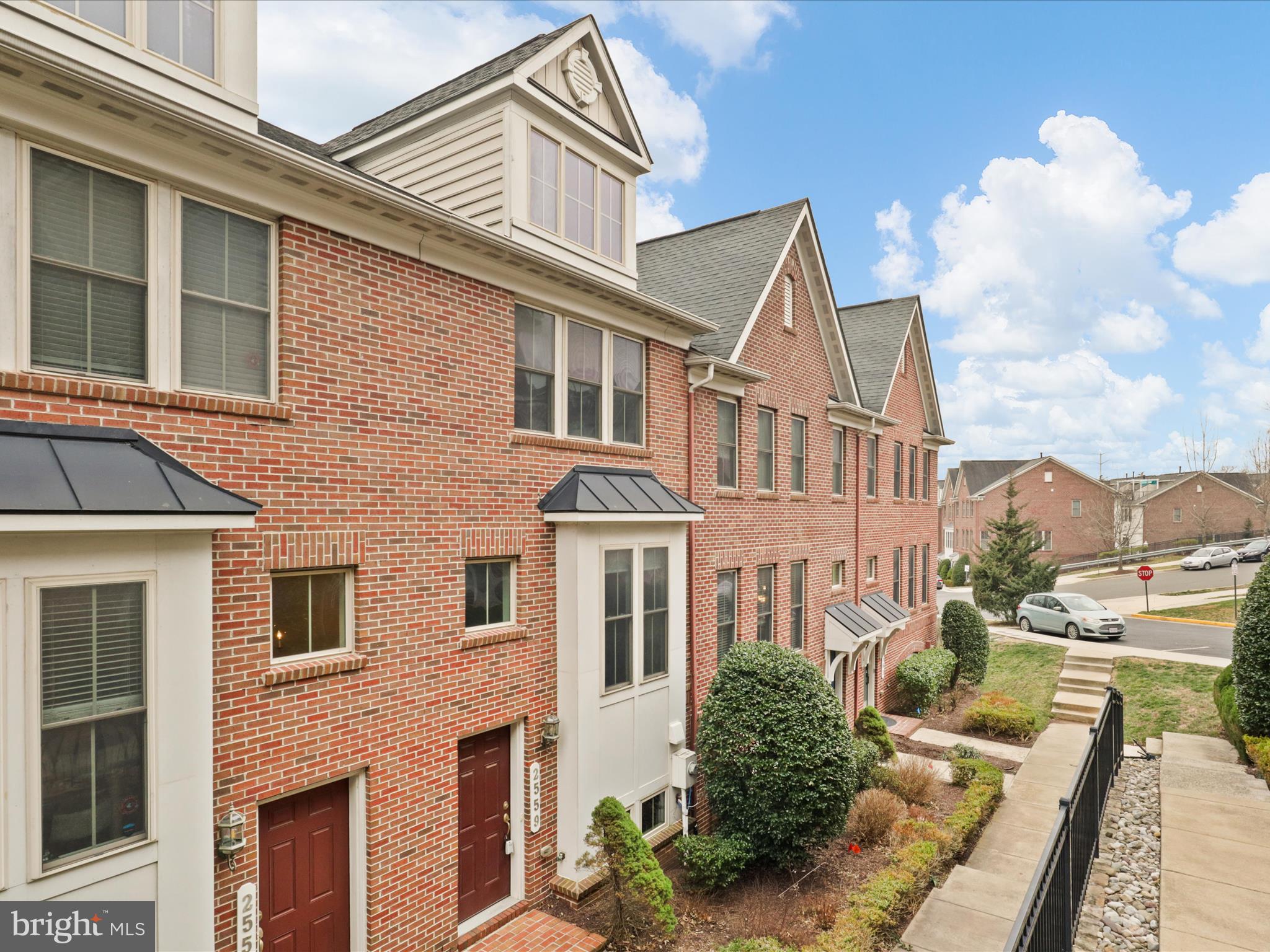 2559 S Kenmore Ct