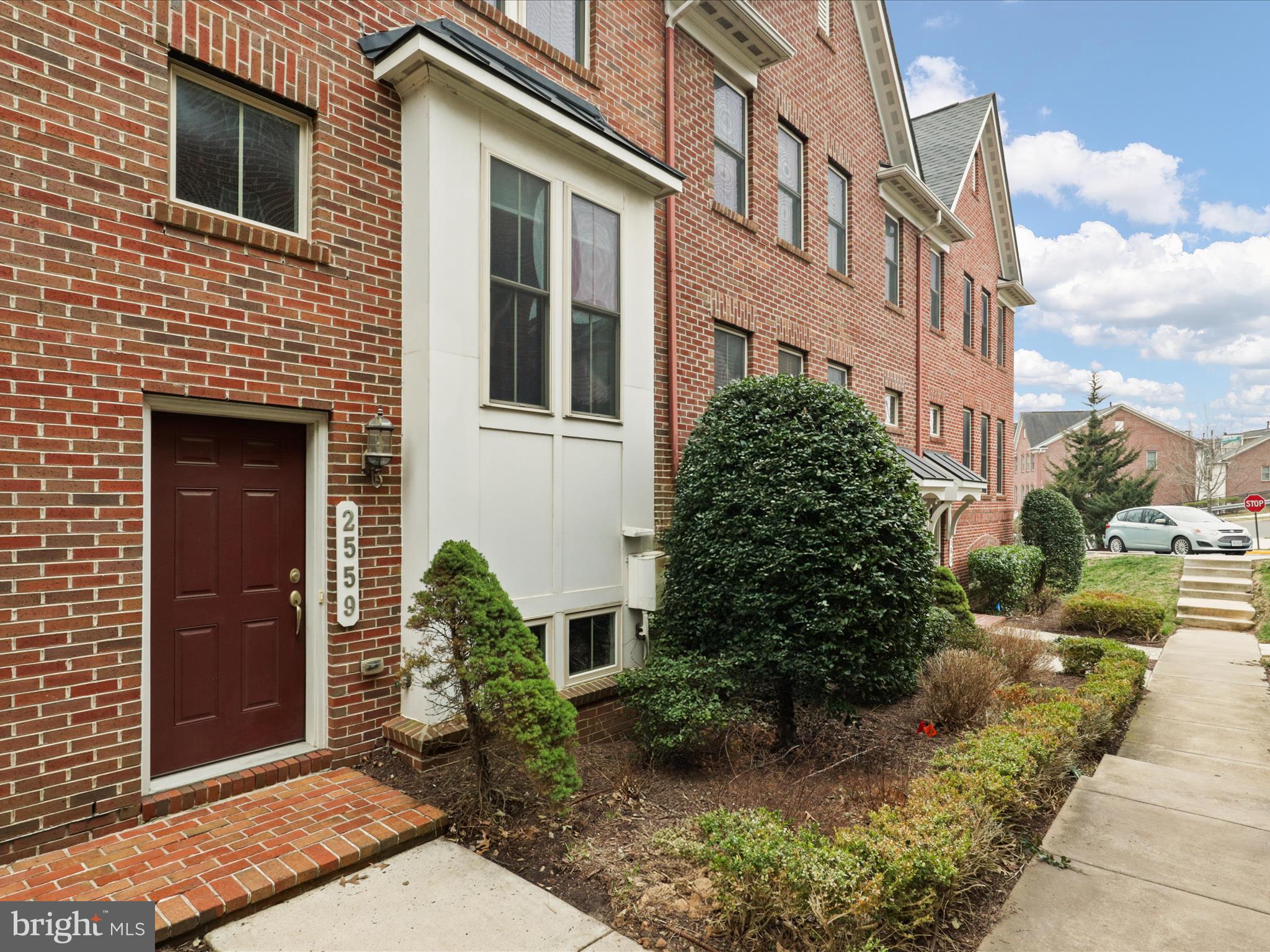 2559 S Kenmore Ct
