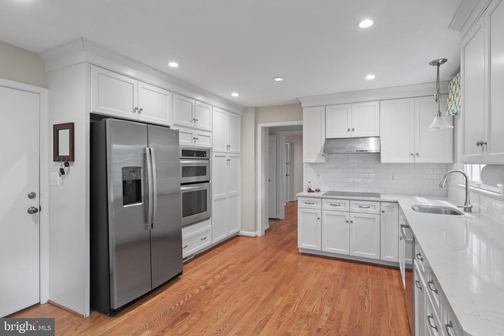 892 VAN DUSEN COURT