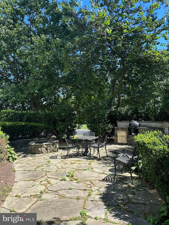 892 VAN DUSEN COURT
