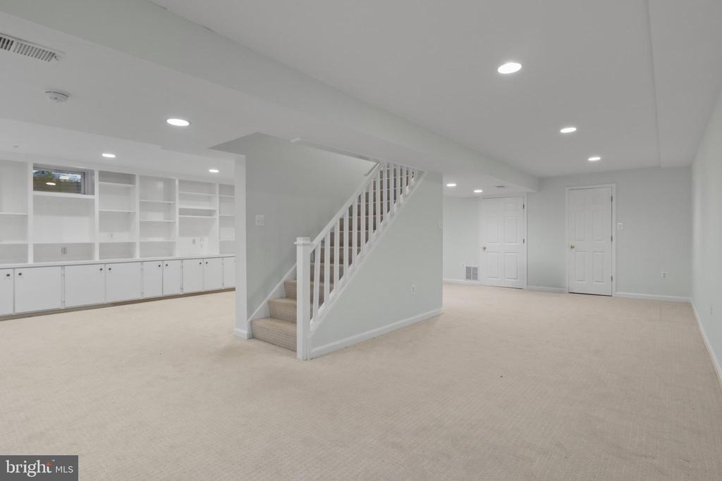 892 VAN DUSEN COURT