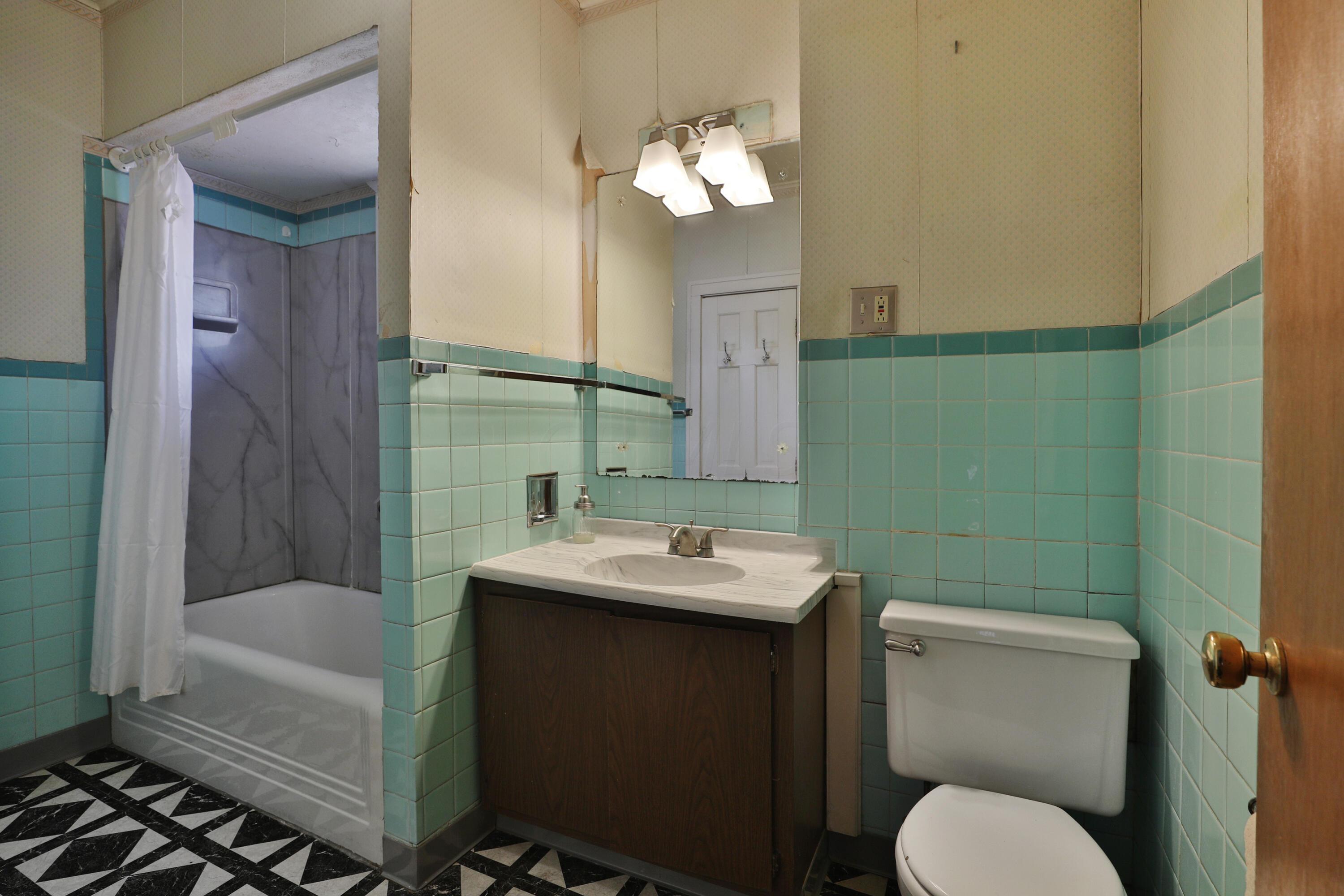 97 E Oakland Avenue