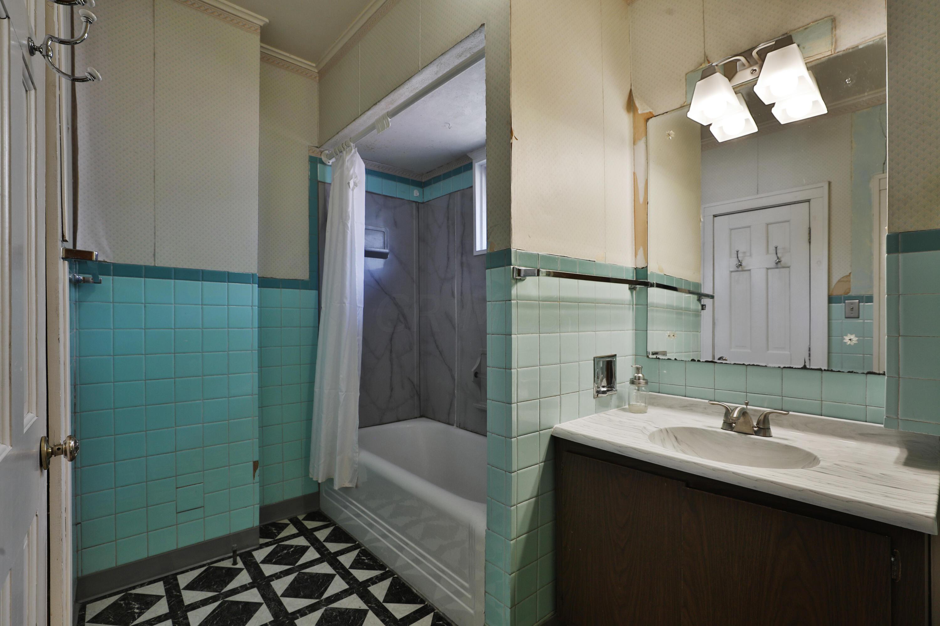 97 E Oakland Avenue