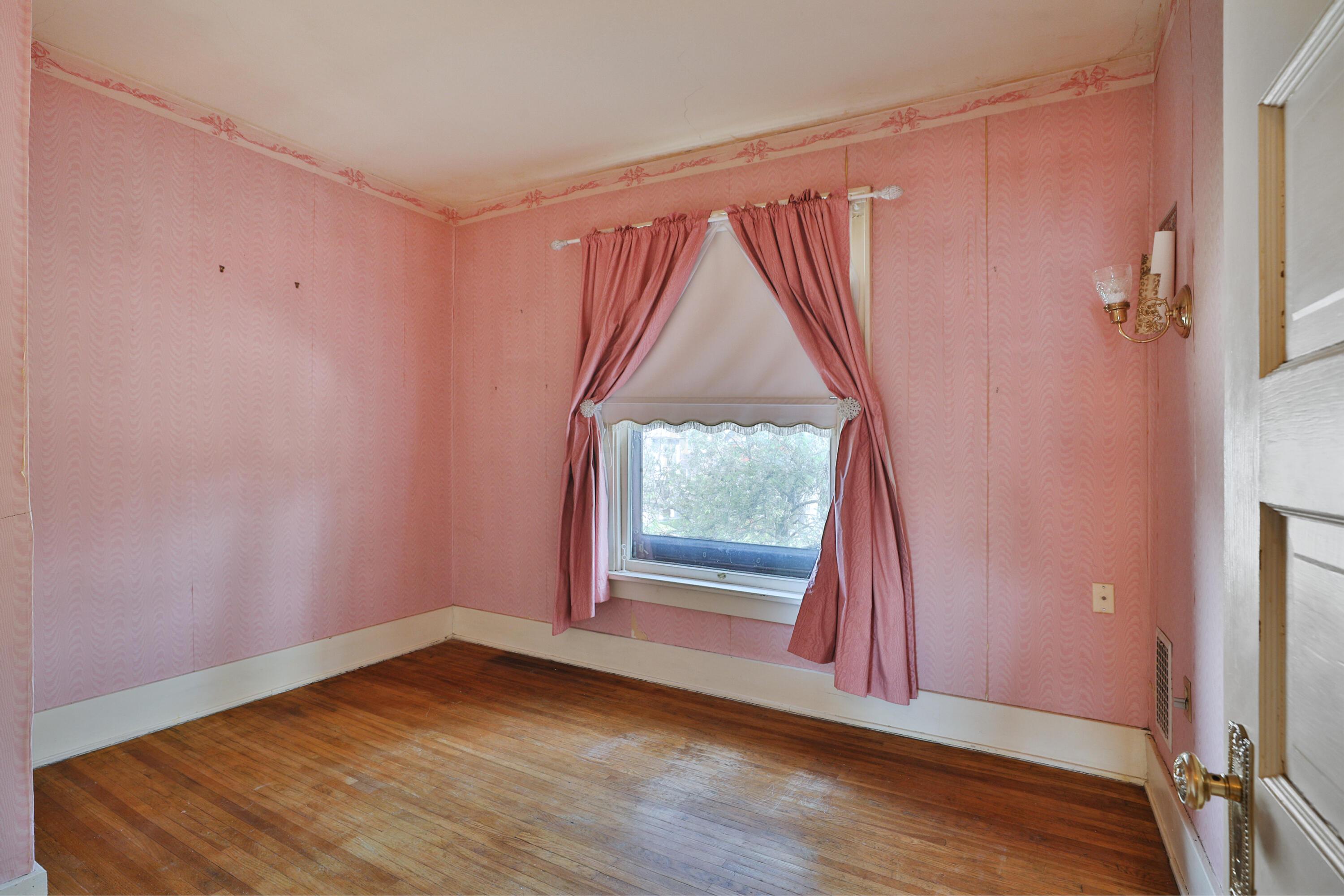 97 E Oakland Avenue