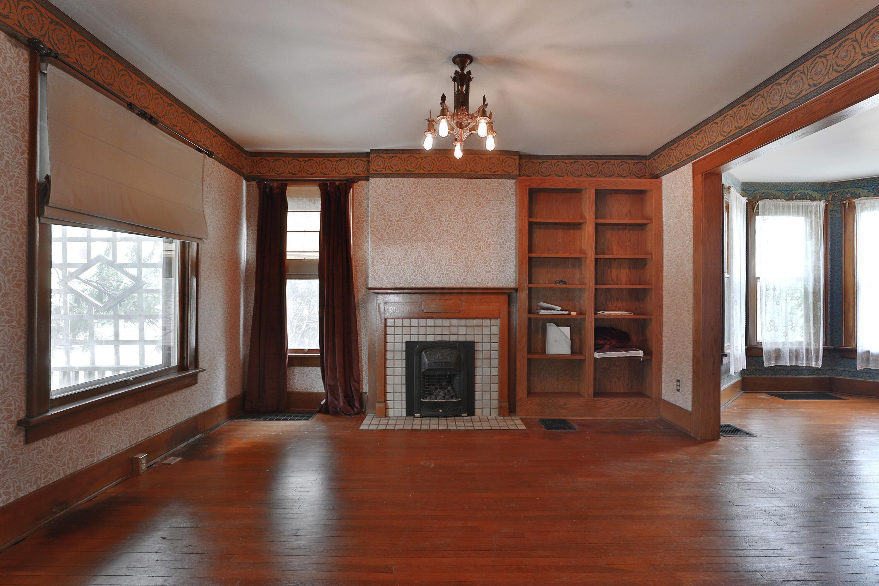 97 E Oakland Avenue