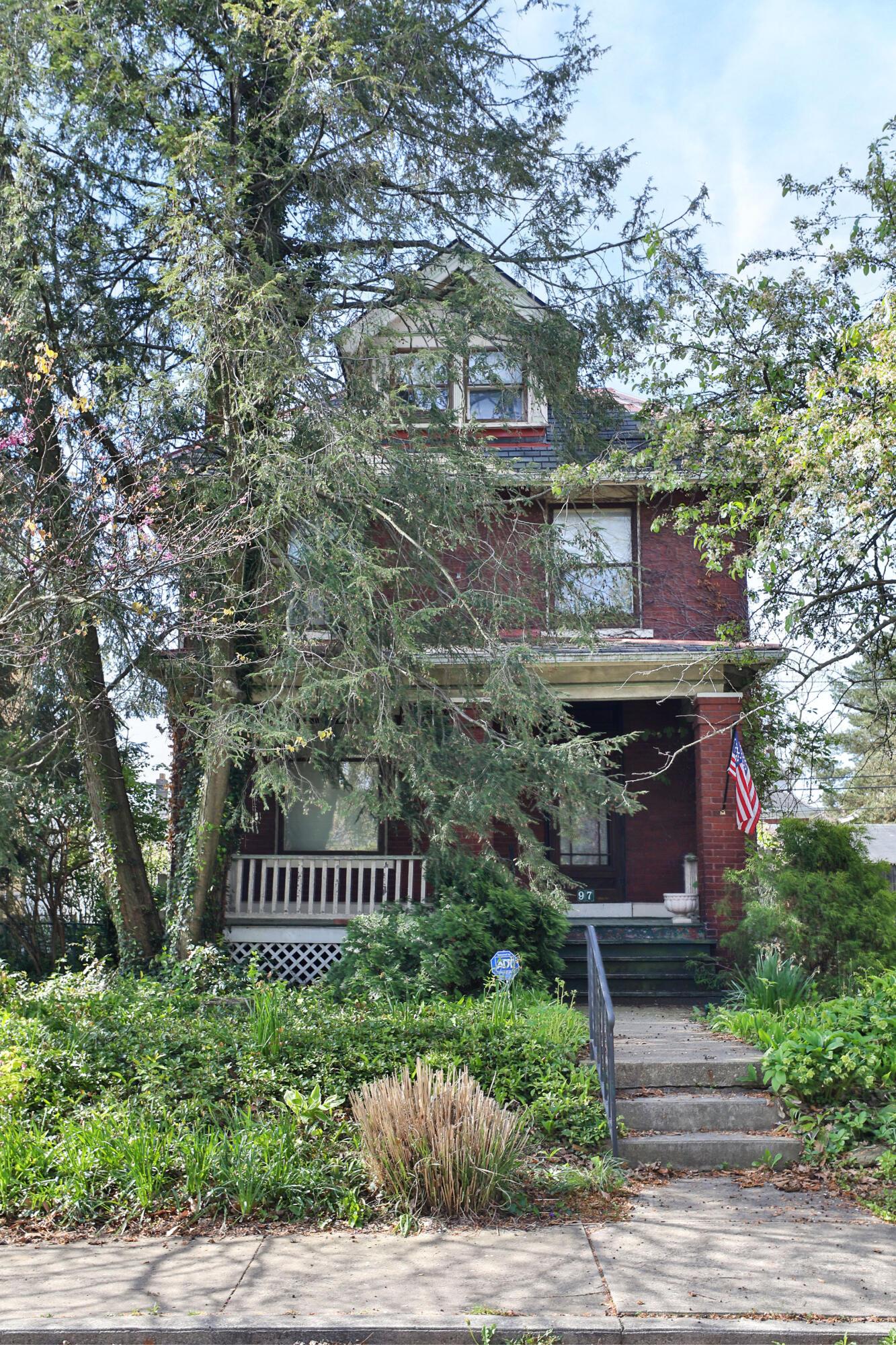 97 E Oakland Avenue