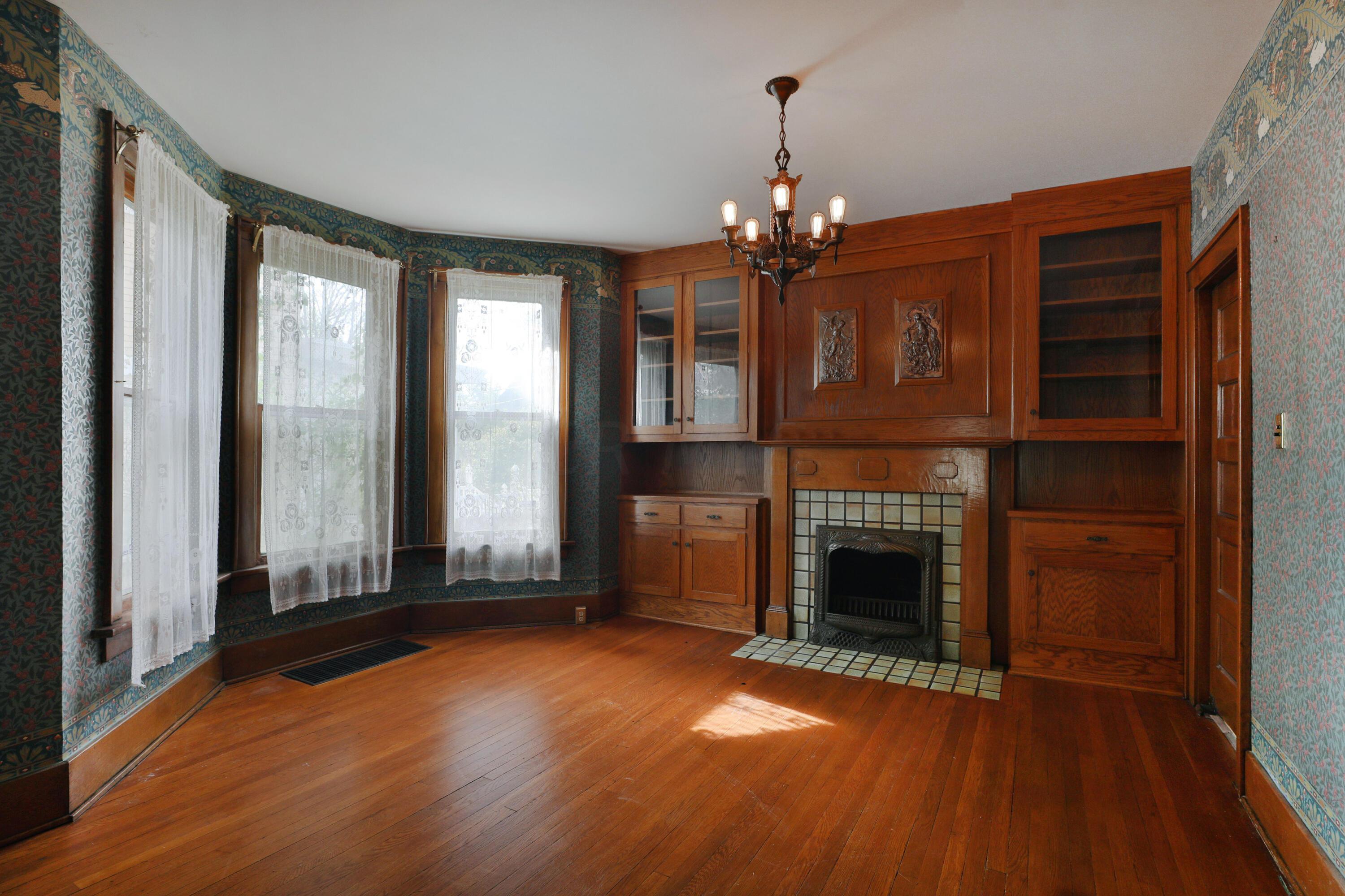 97 E Oakland Avenue