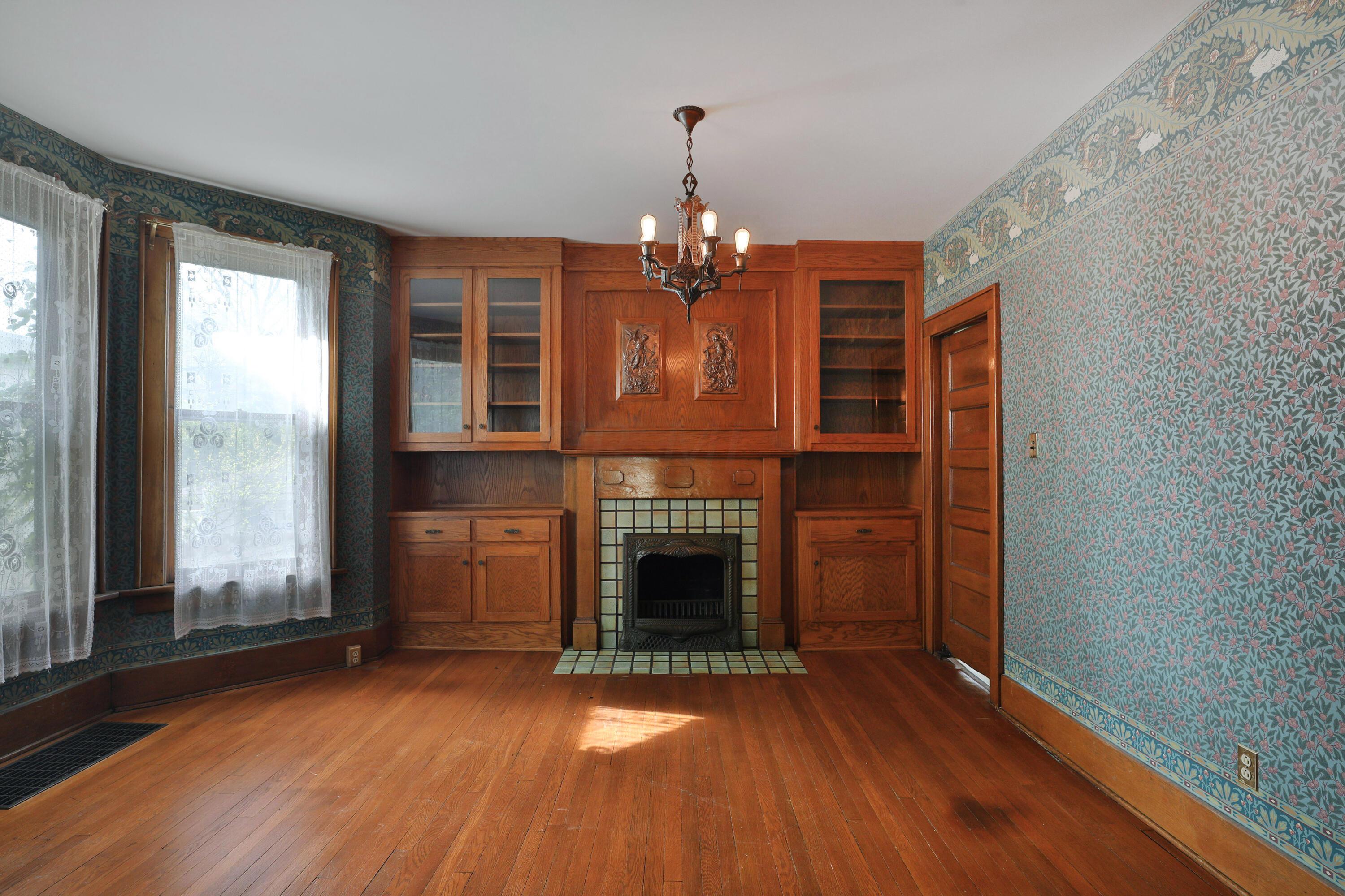 97 E Oakland Avenue