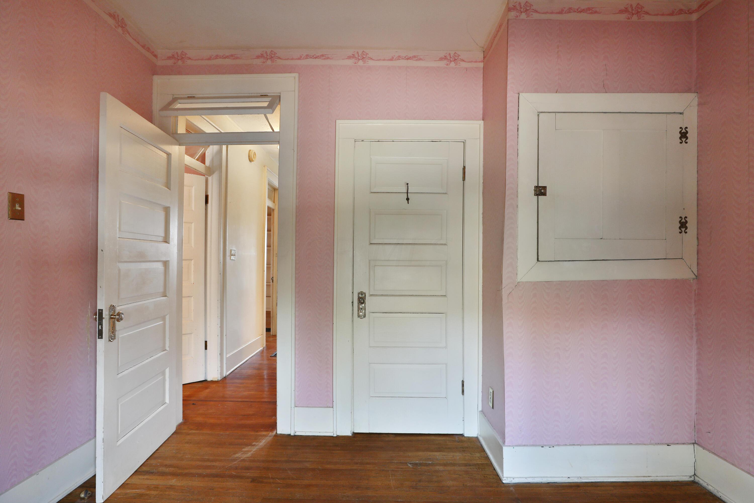 97 E Oakland Avenue