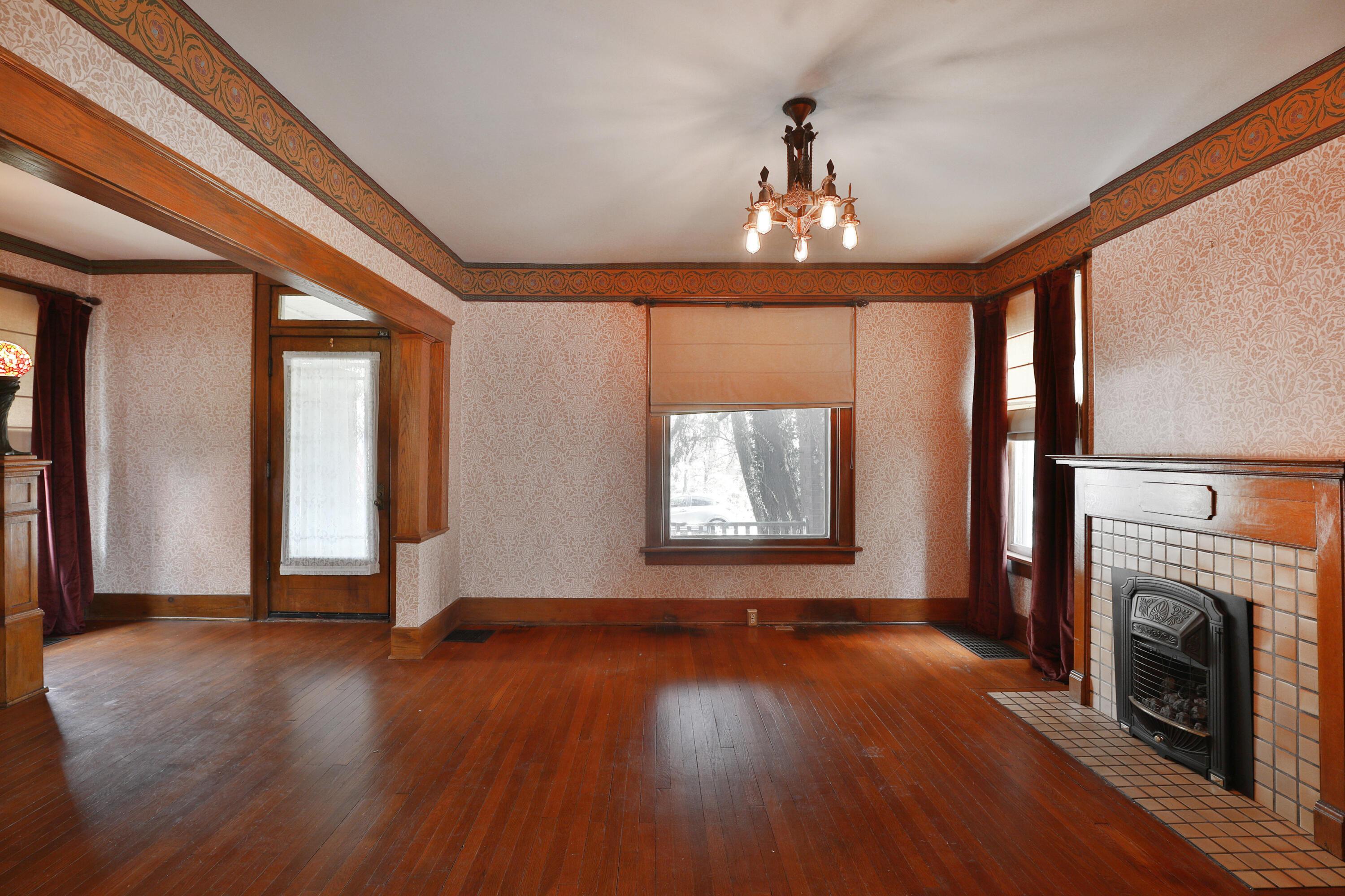 97 E Oakland Avenue