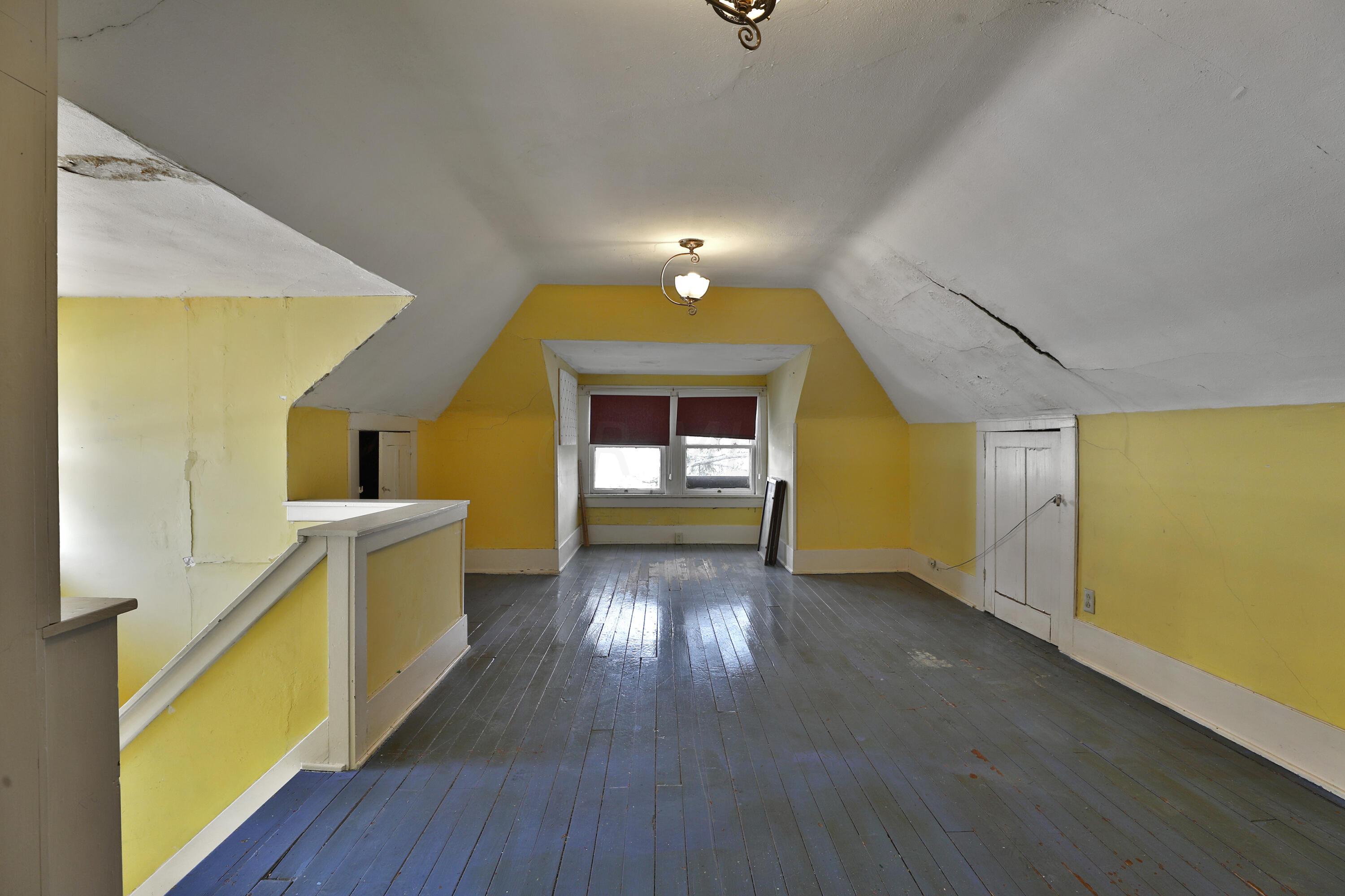 97 E Oakland Avenue