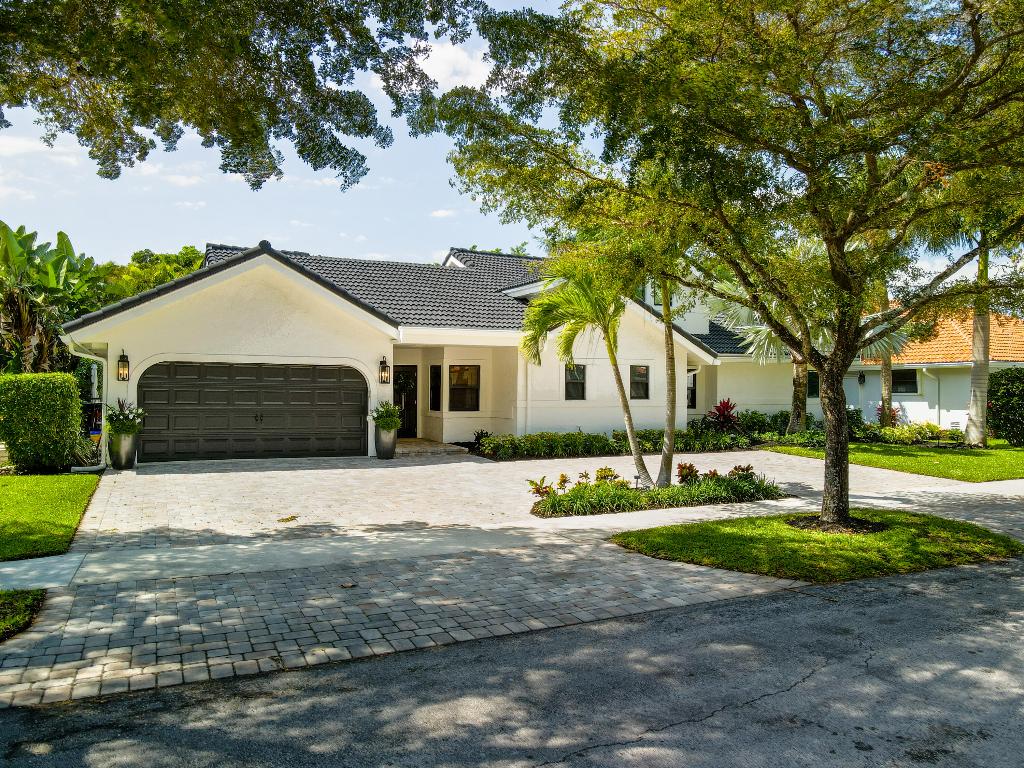 915 Parkside Circle N