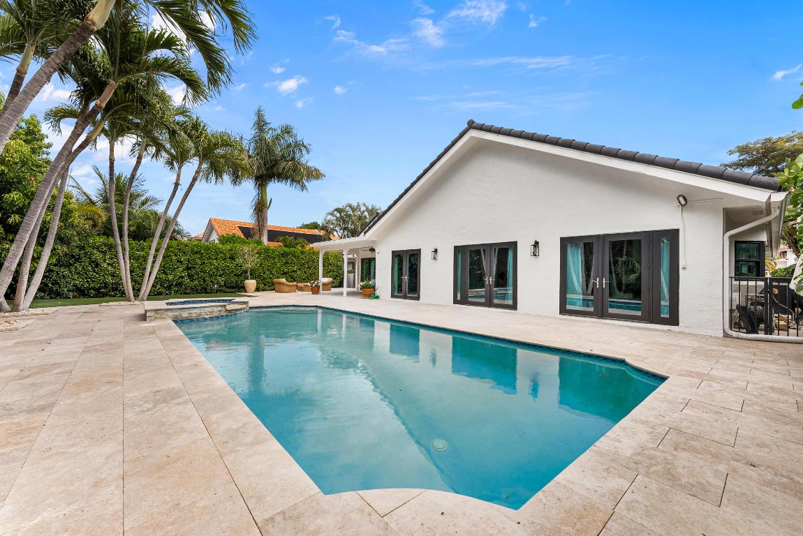 915 Parkside Circle N