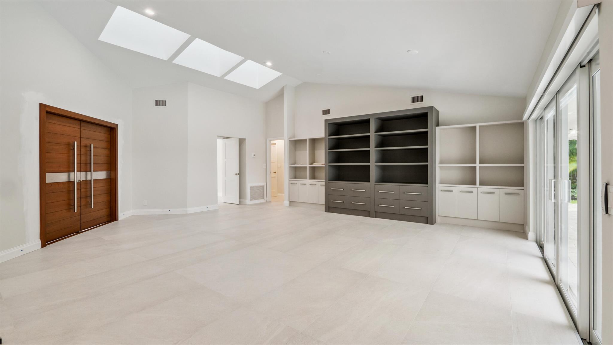 2839 Banyan Boulevard Circle NW