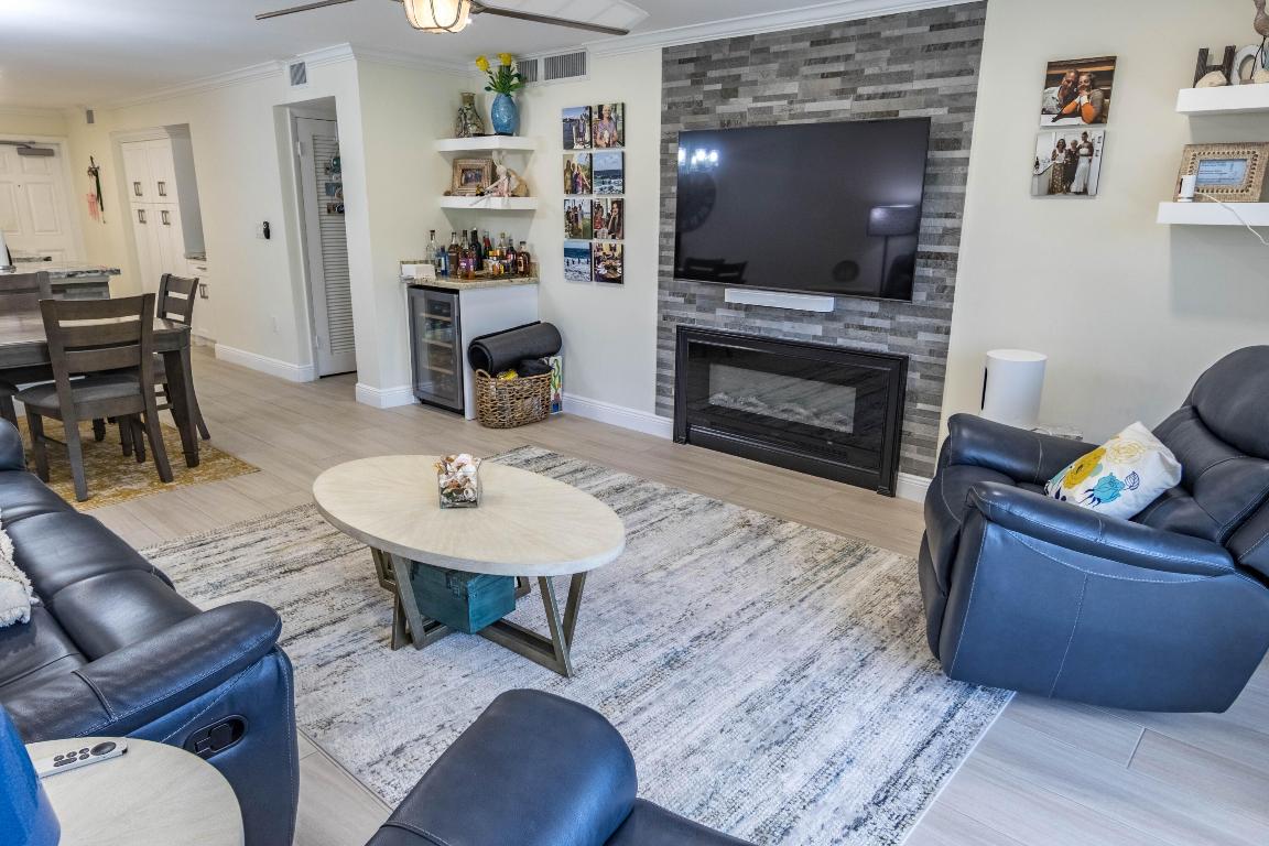 1021 Hillsboro Mile 203