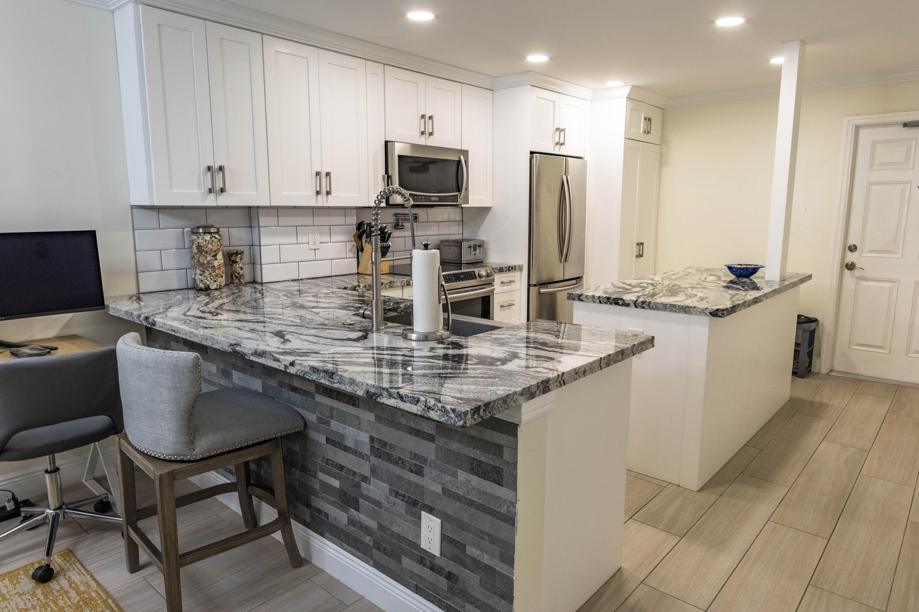 1021 Hillsboro Mile 203