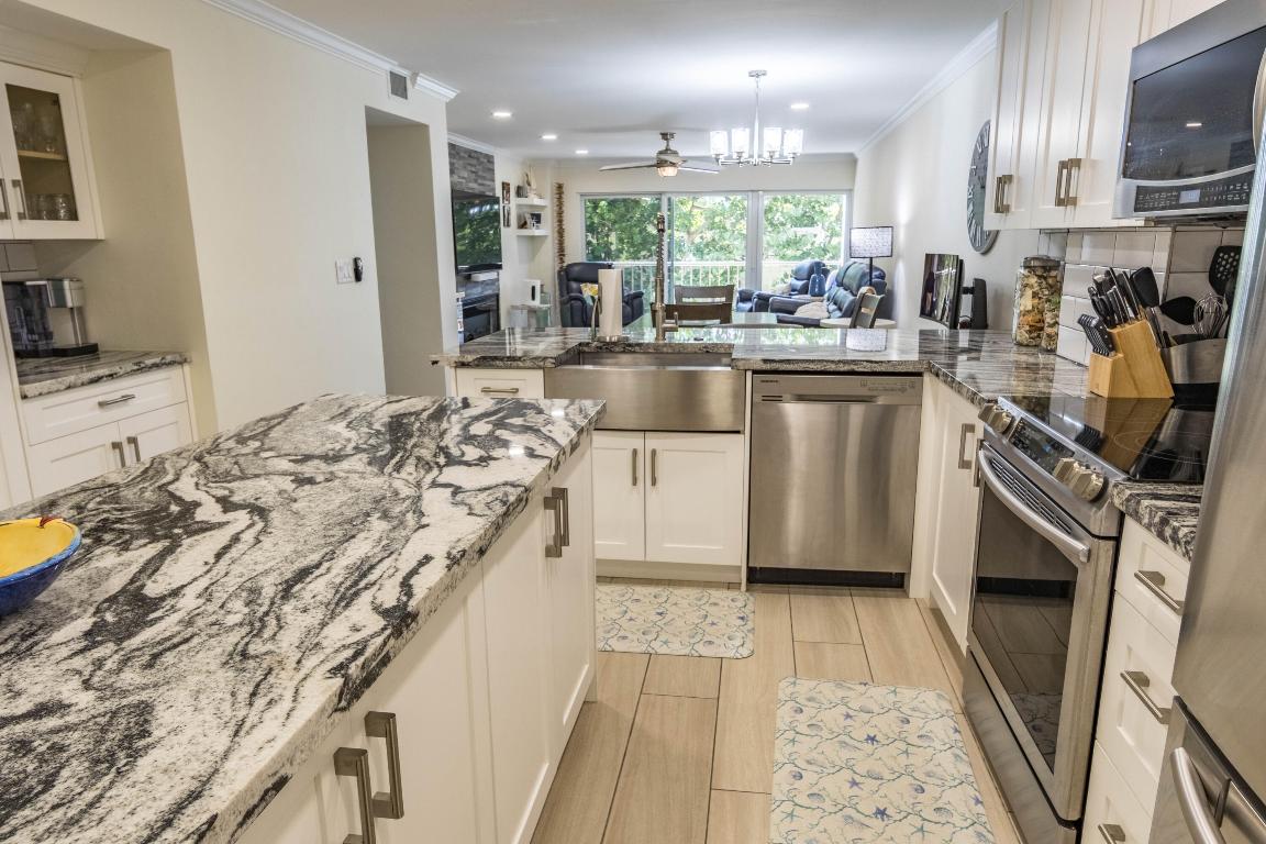 1021 Hillsboro Mile 203