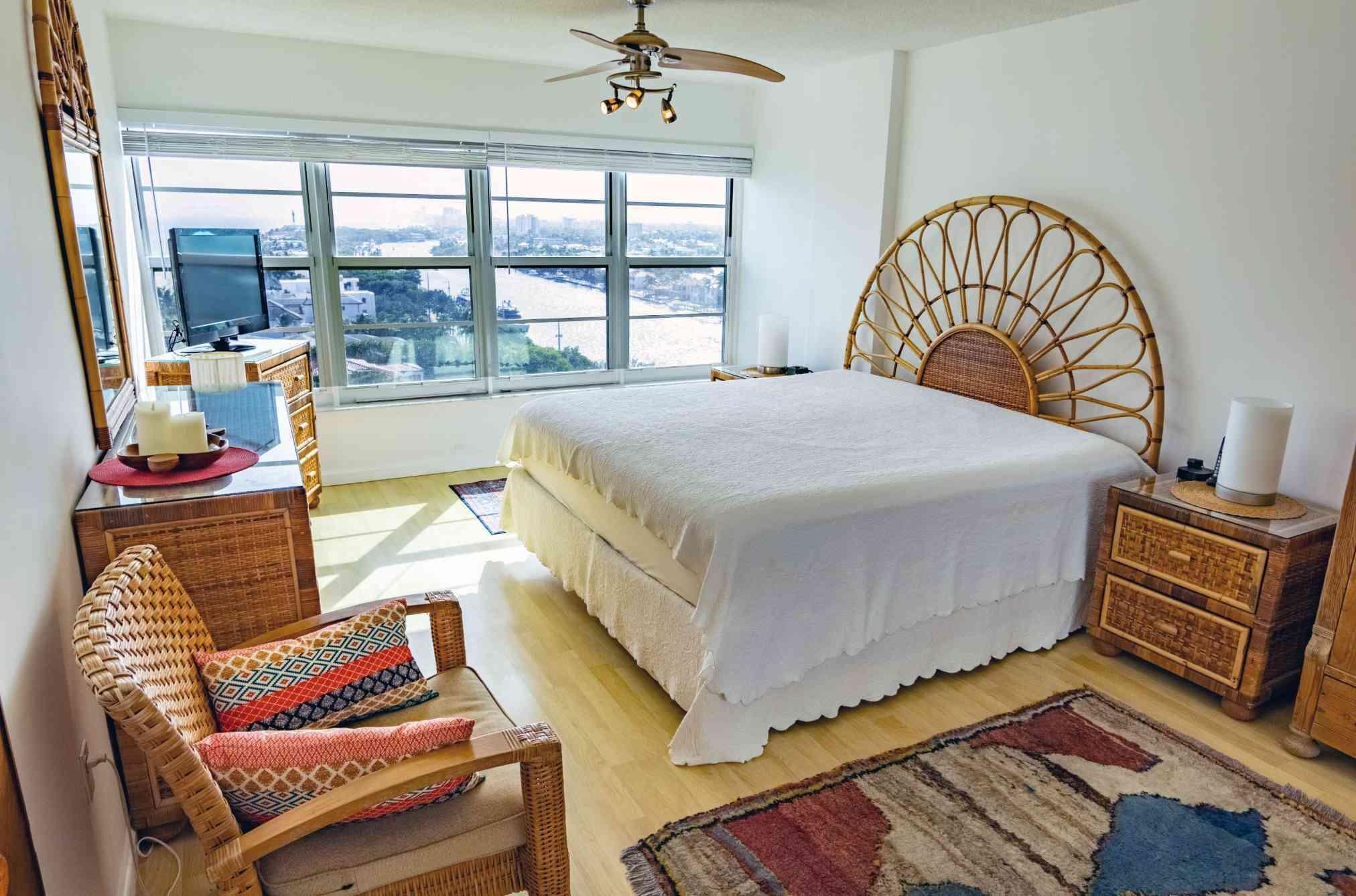 1021 Hillsboro Mile 1102