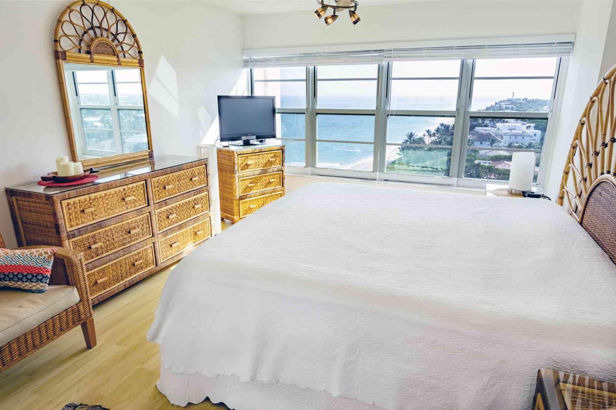 1021 Hillsboro Mile 1102