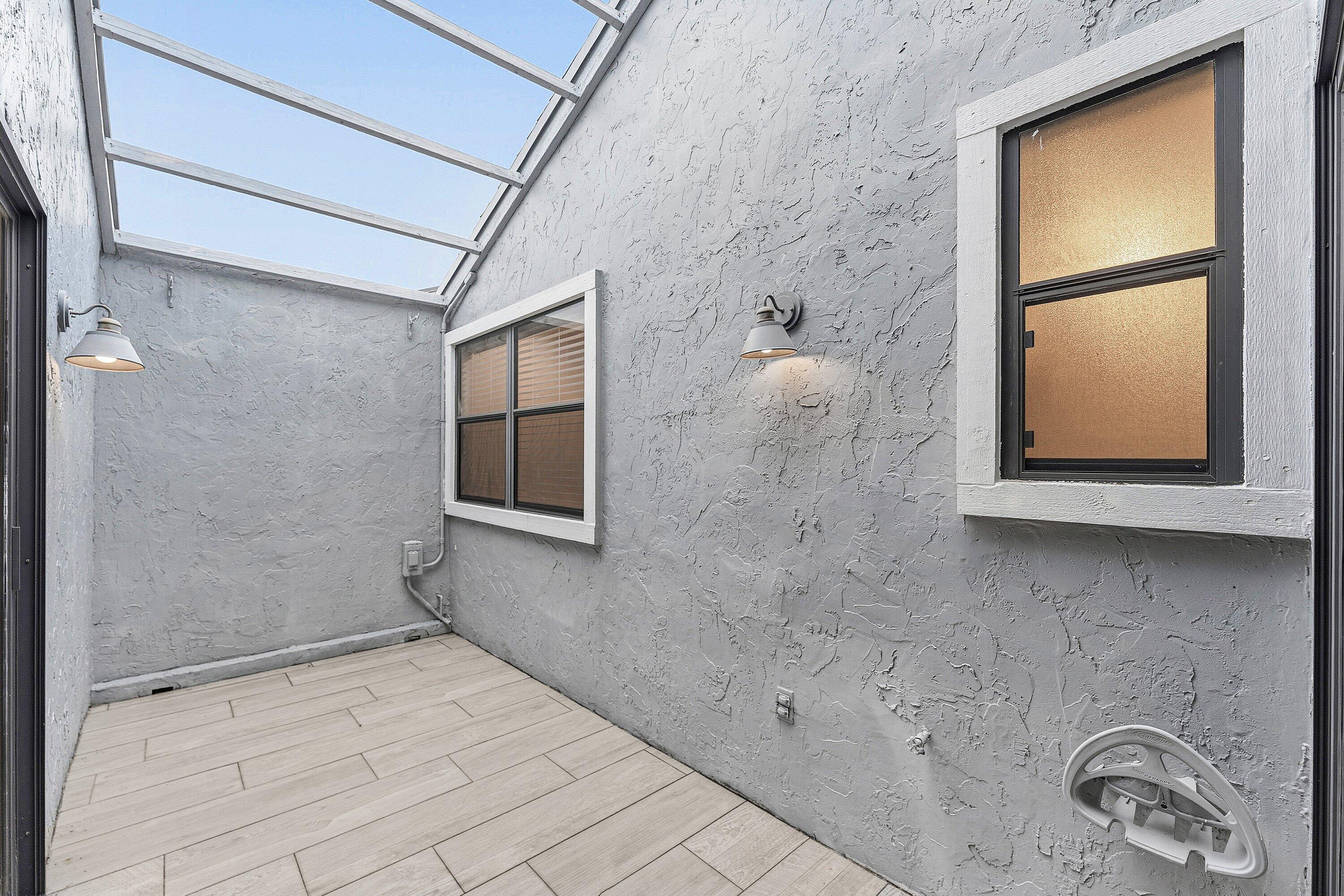 1221 NW 19th Ter