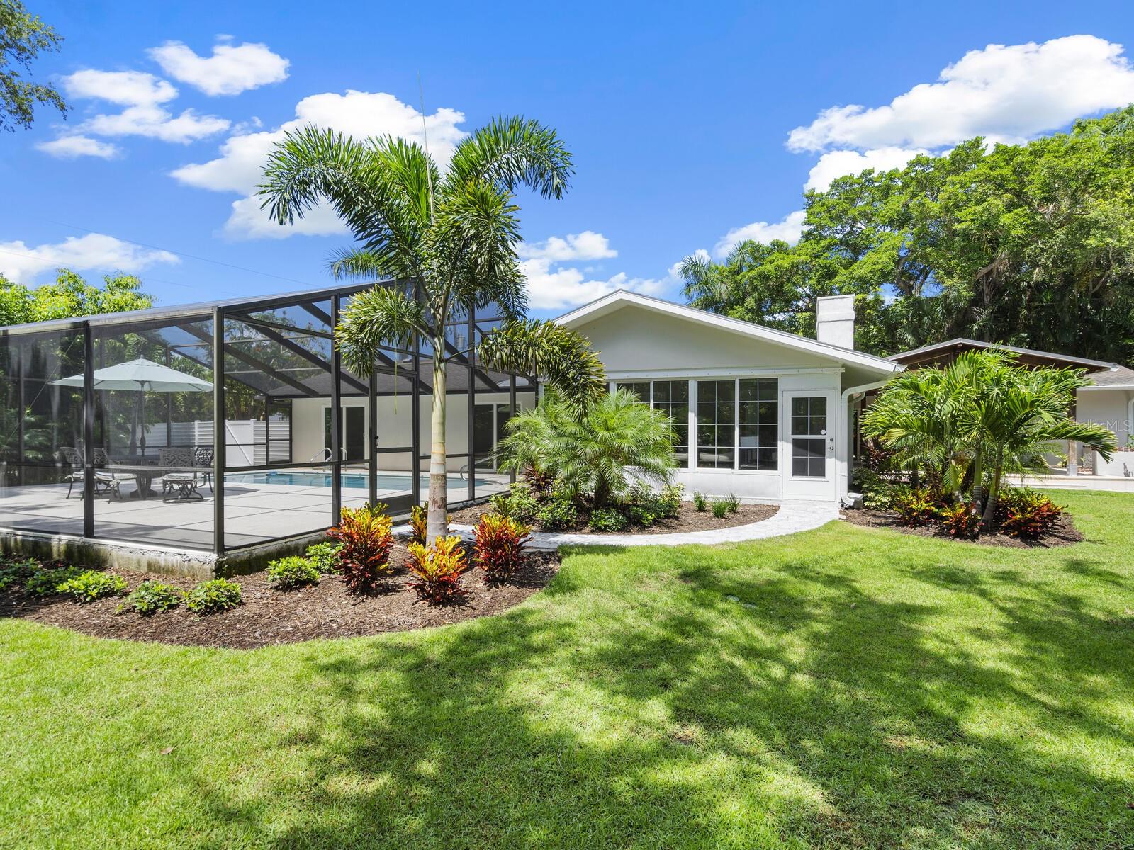 1621 PINE BAY DR