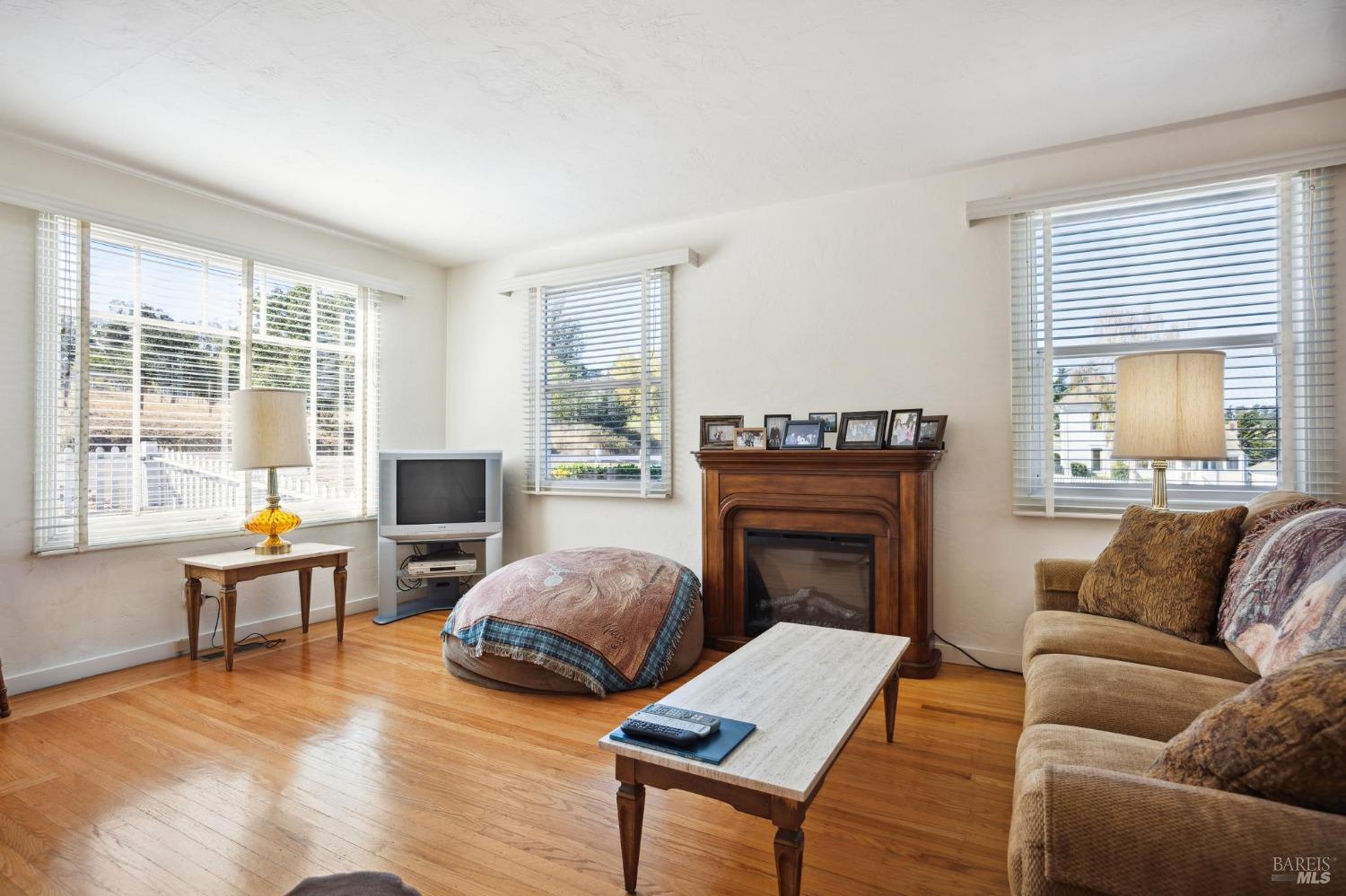 1900-1901 Middle Two Rock Rd