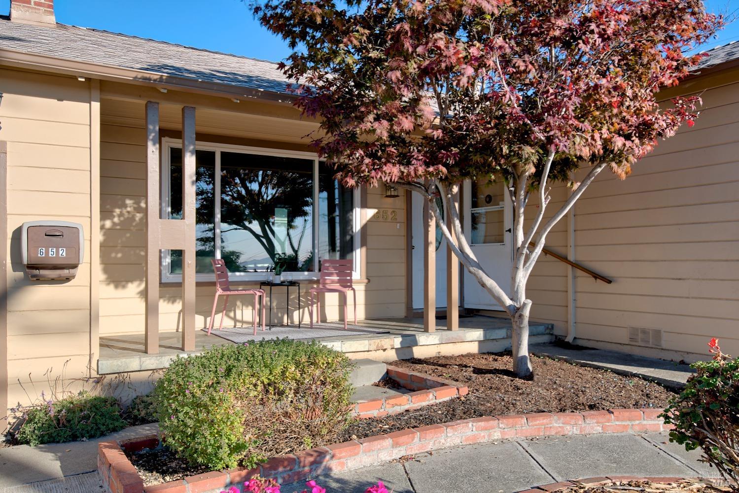 652 Amador St