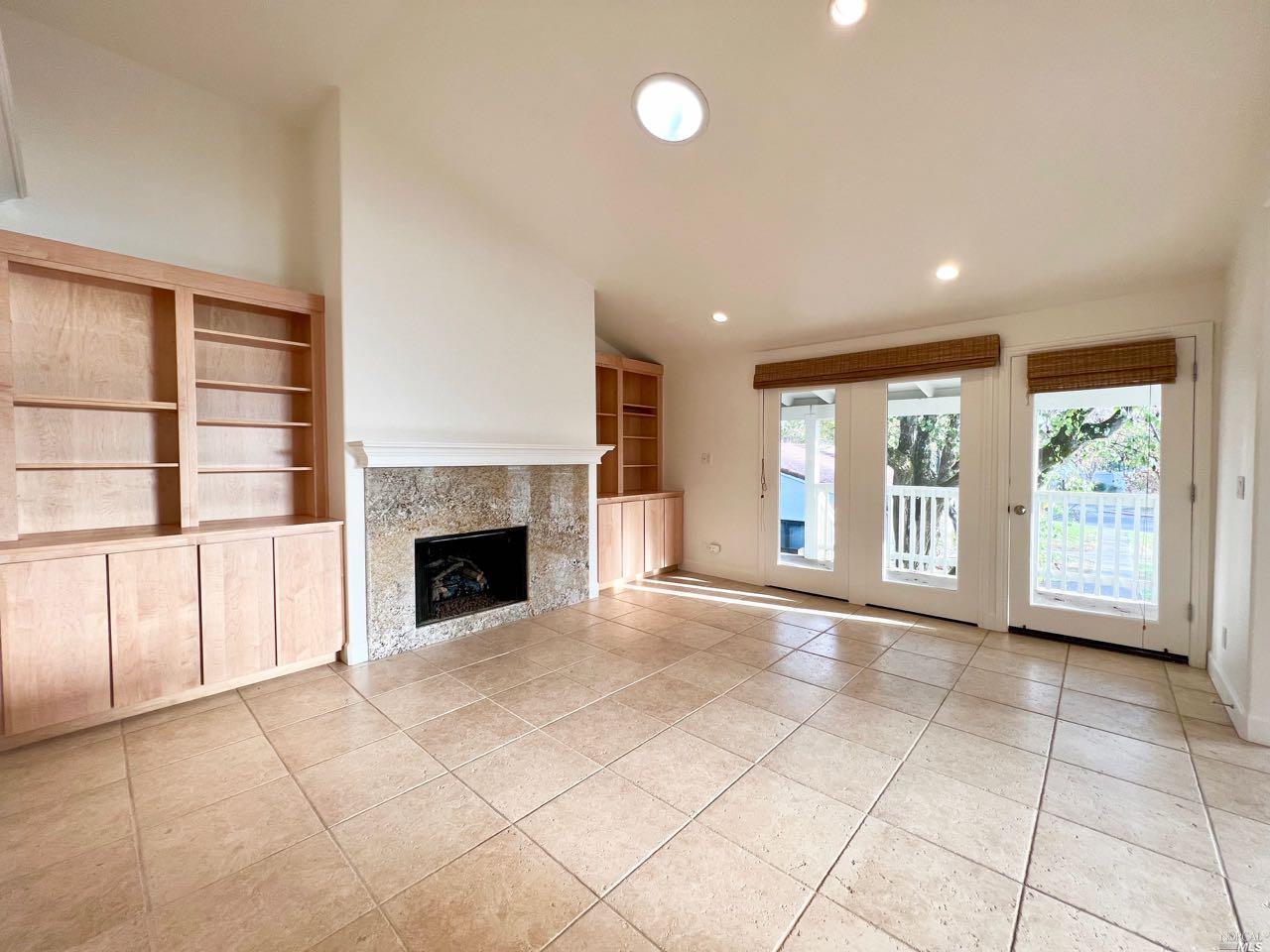 941 Mariposa Ln
