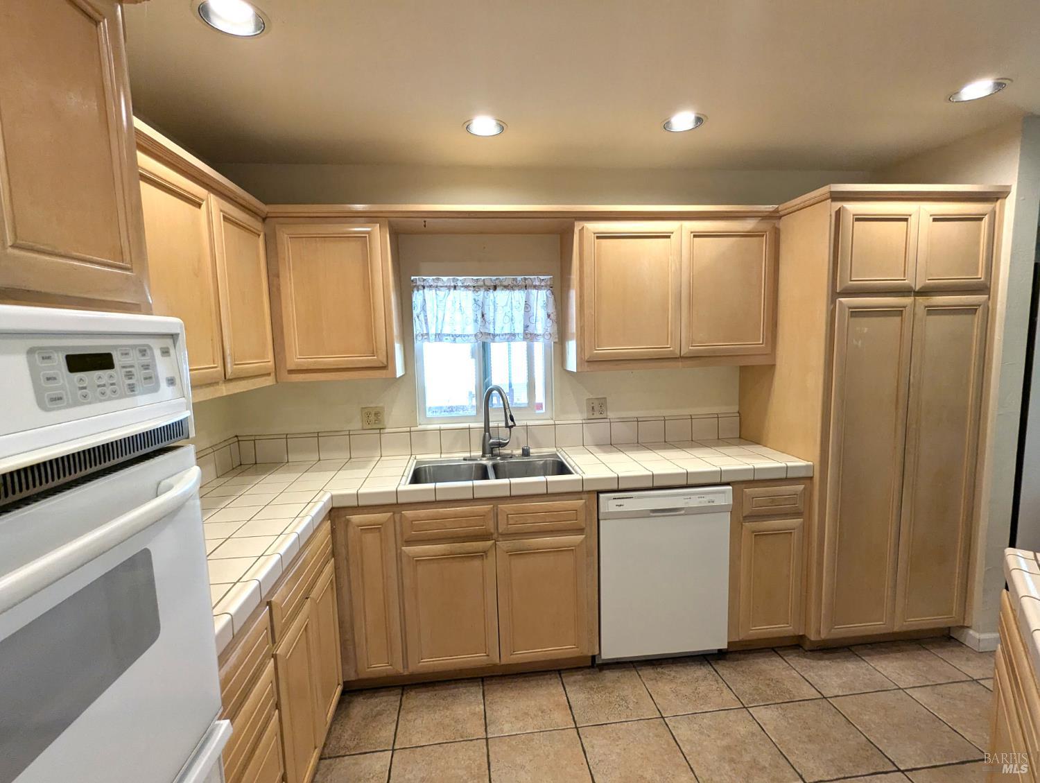 937 Champagne Cir S