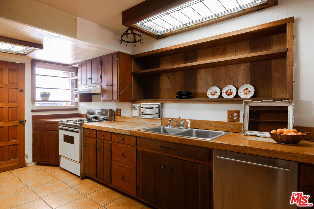 1748 Laurel Canyon Blvd