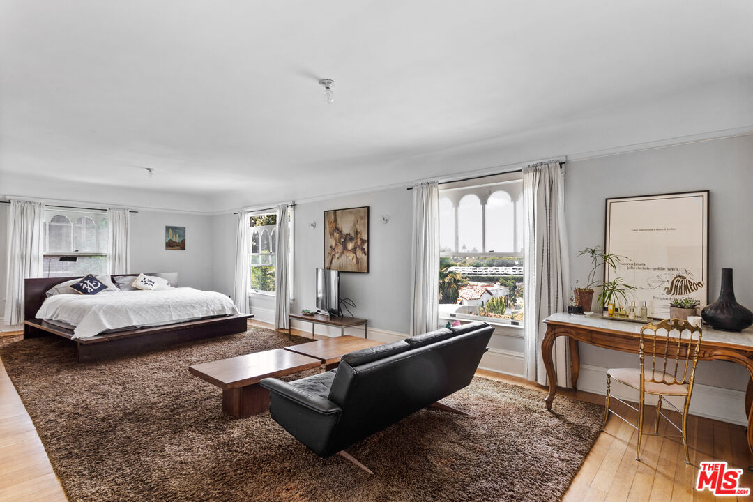 1046 W KENSINGTON RD