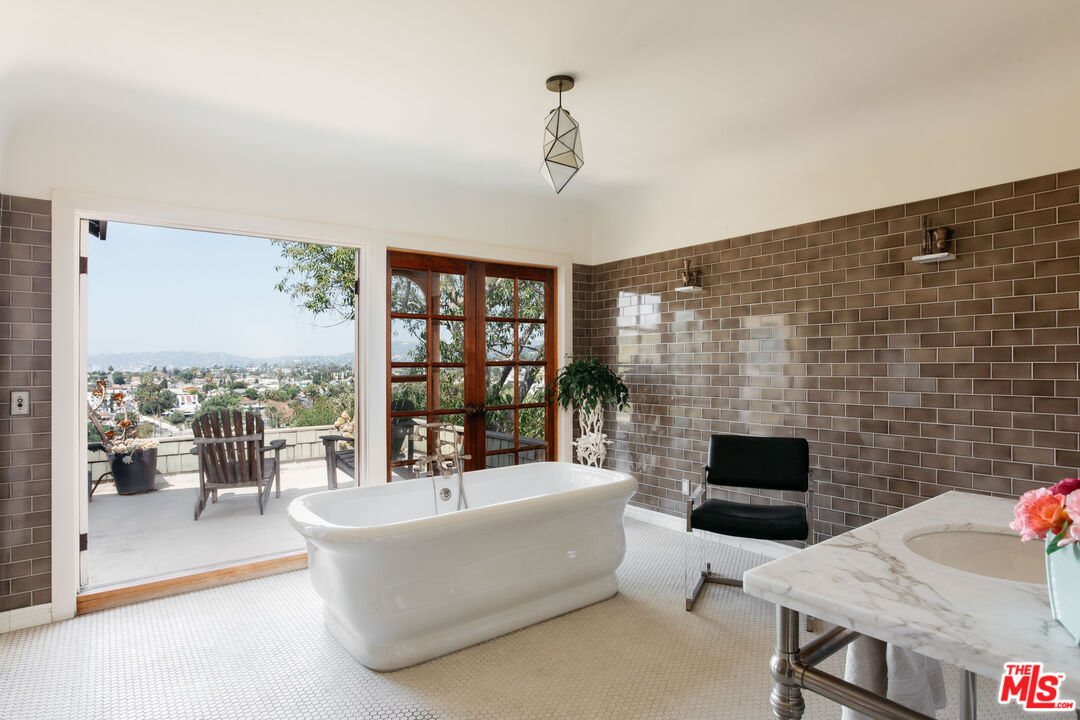 1046 W KENSINGTON RD