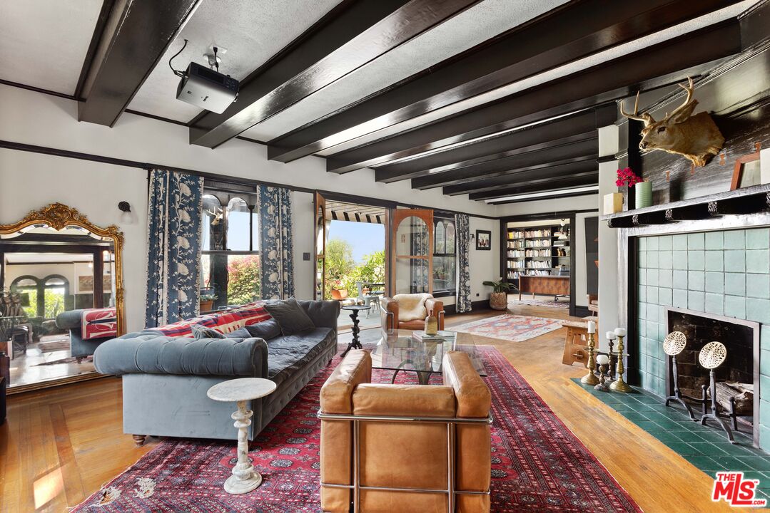 1046 W KENSINGTON RD