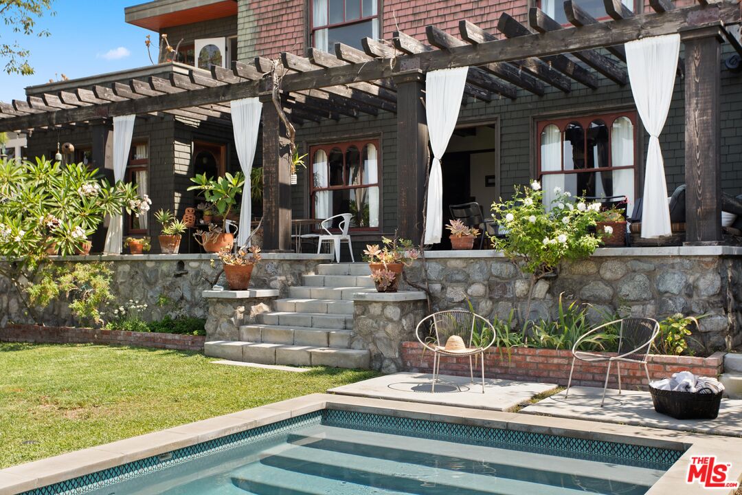 1046 W KENSINGTON RD