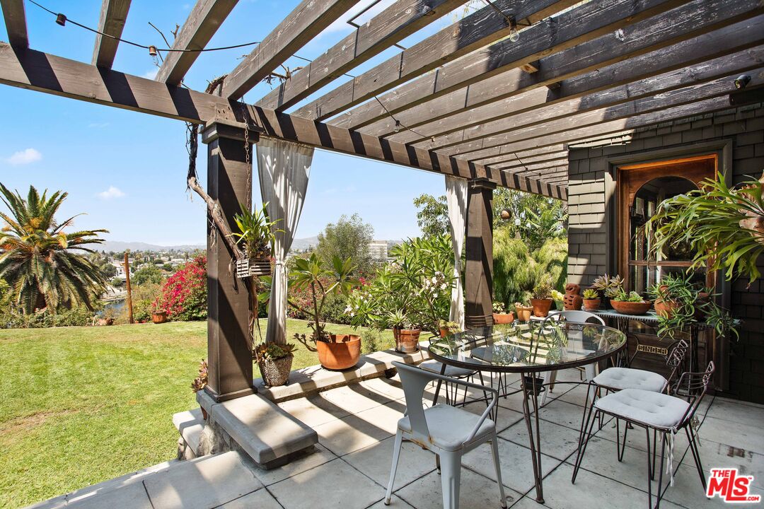 1046 W KENSINGTON RD