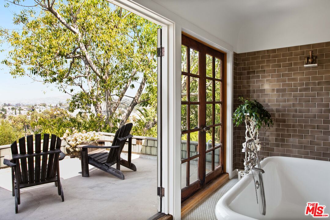 1046 W KENSINGTON RD