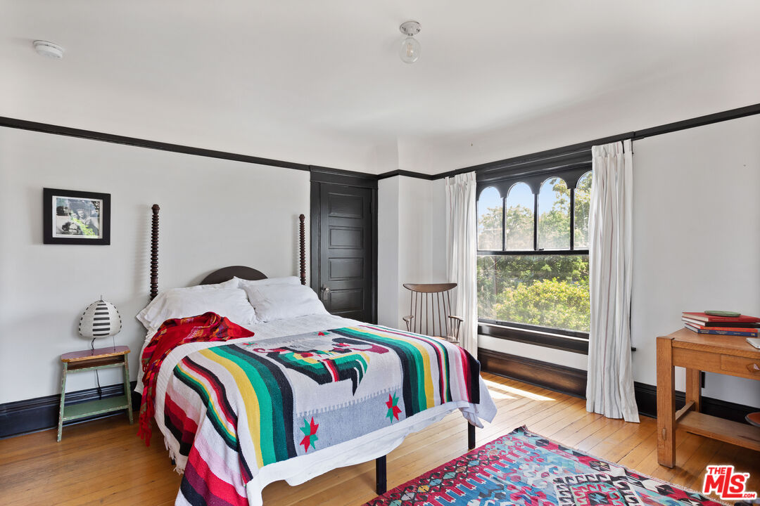 1046 W KENSINGTON RD