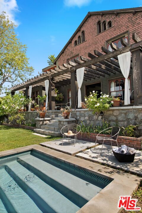 1046 W KENSINGTON RD