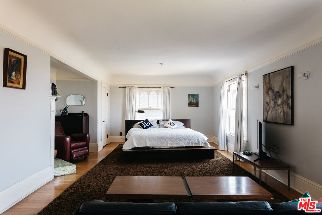 1046 W KENSINGTON RD