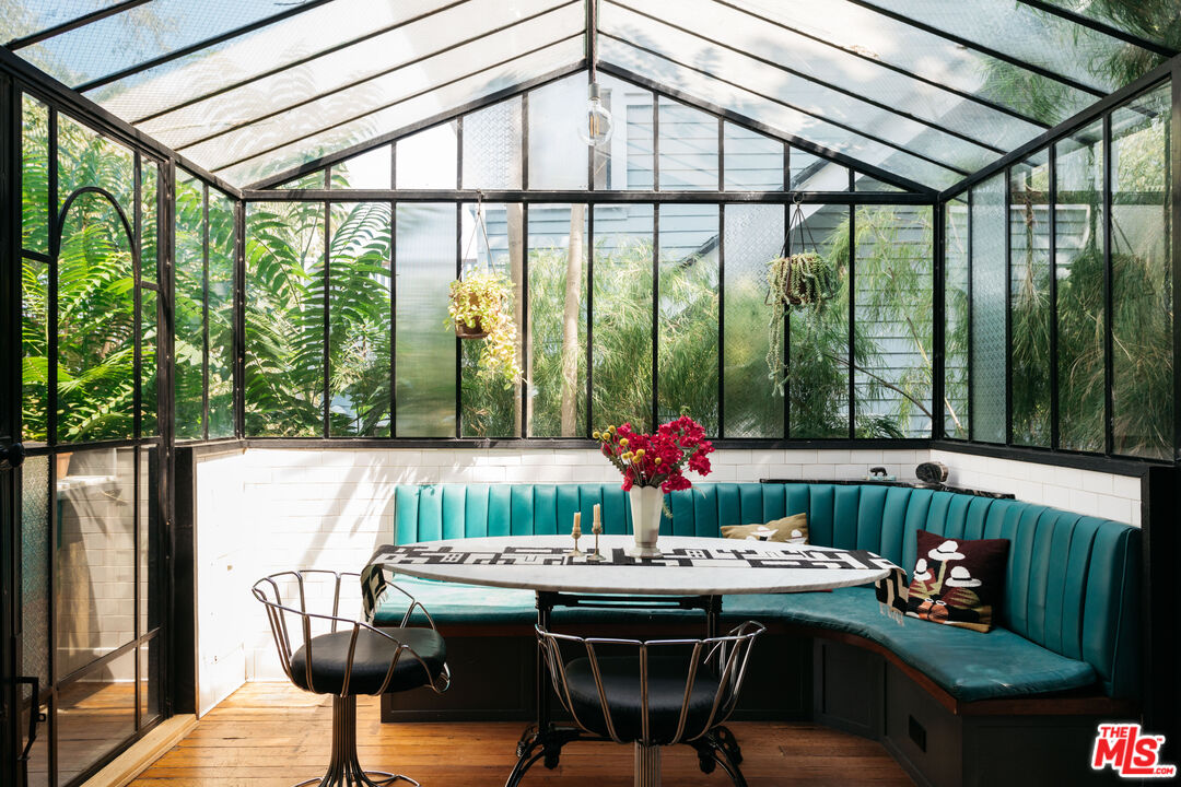 1046 W KENSINGTON RD