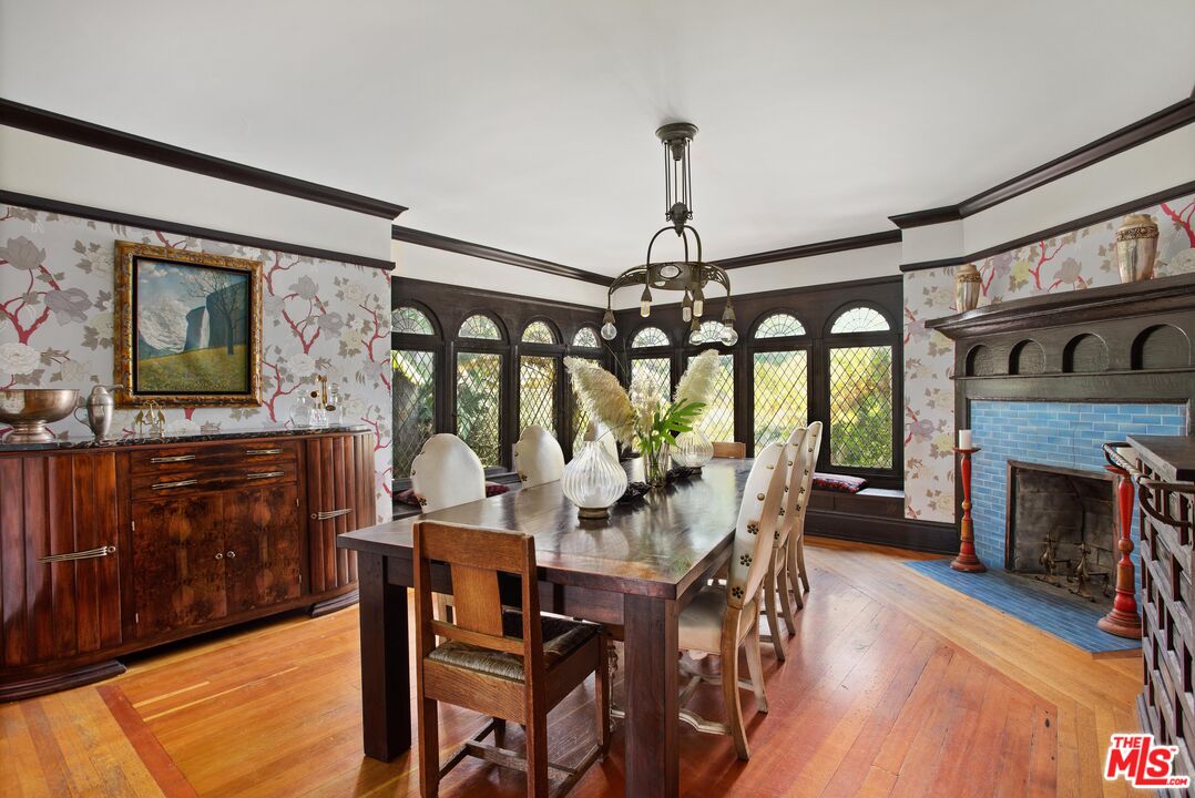 1046 W KENSINGTON RD