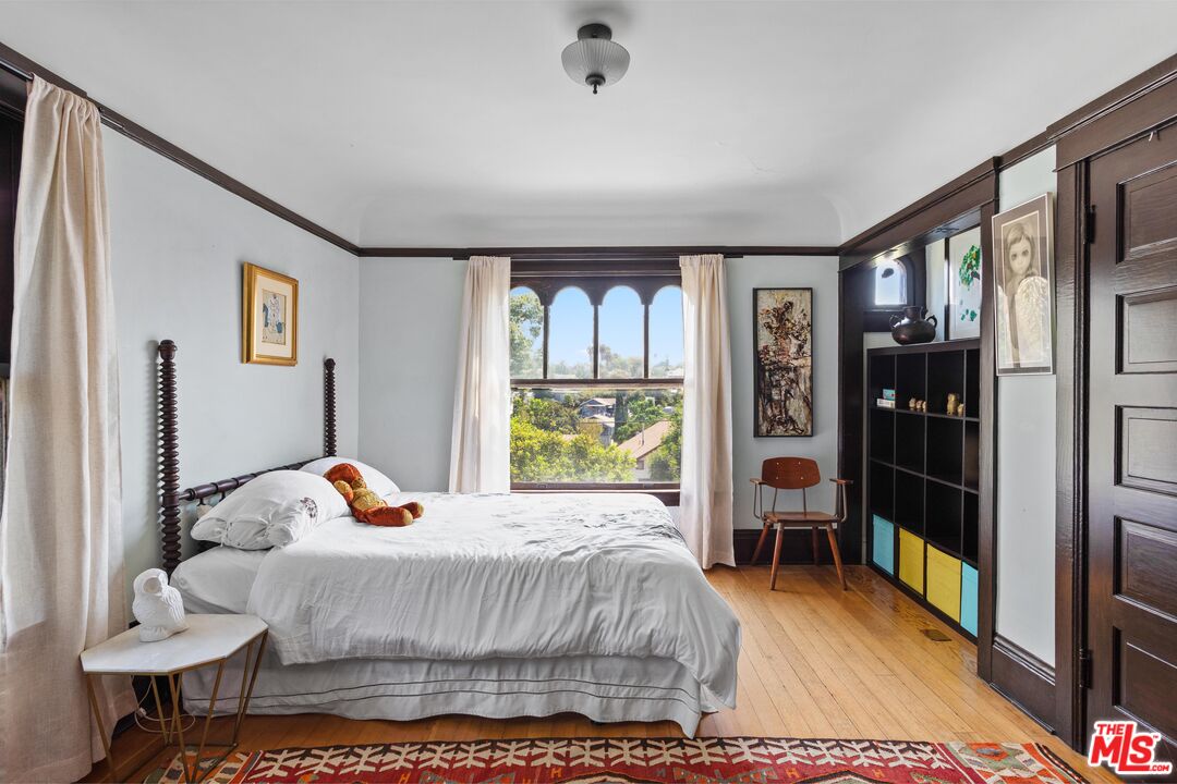 1046 W KENSINGTON RD